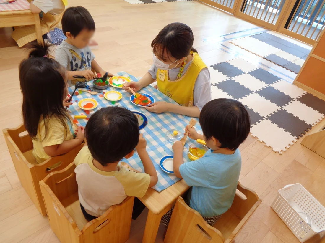 ケイ（社名）制御の子供歩行器 安定姿勢保つ シッカリ丈夫そう 発送 